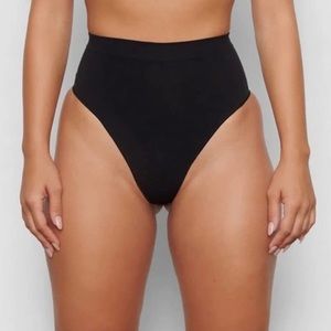 2 SKIMS SEAMLESS SCULPT MID WAIST THONGS ***BUNDLE***